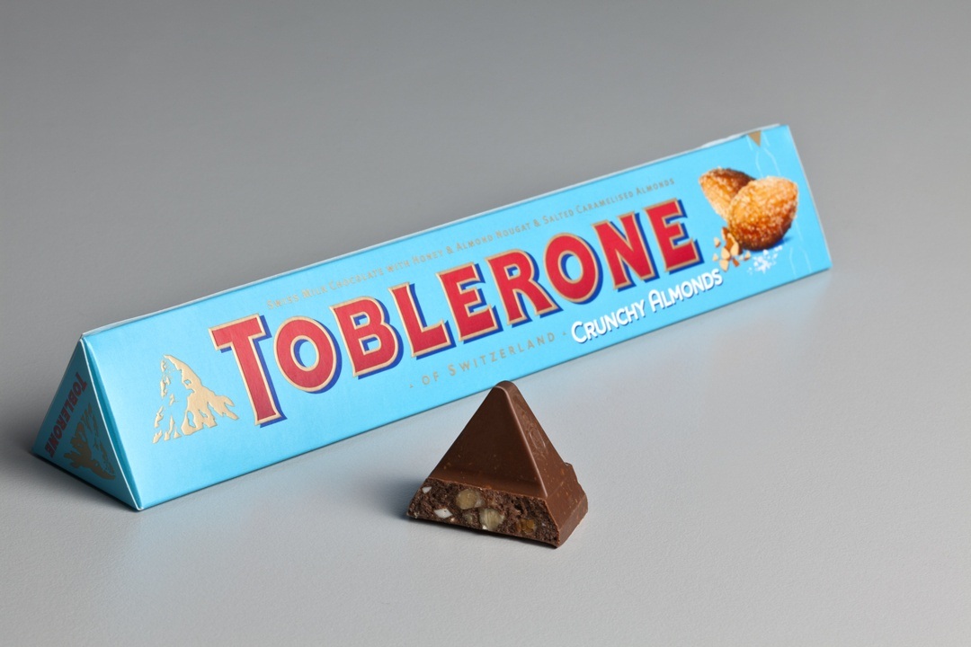 Chocolate prod by retreat. Шоколад швейцарский Toblerone. Треугольный шоколад Toblerone. Шоколадка треугольная Тублерон. Toblerone шоколад вкусы.